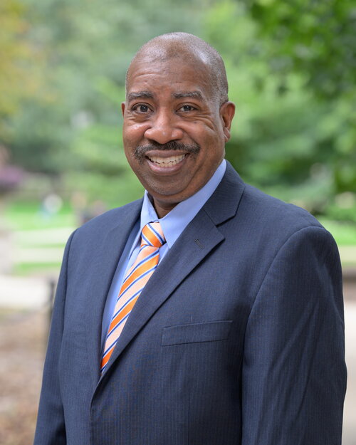 Travis L Dixon
